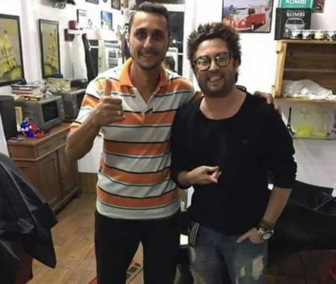 Cliente satisfeito após o corte.