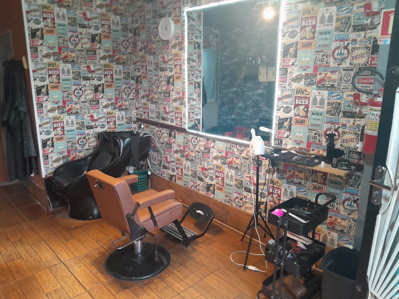 Visão panoramica da barbearia frente.